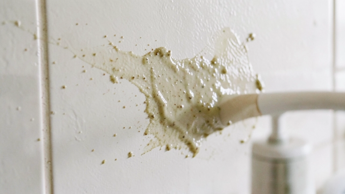 Jak usunąć tłuste plamy ze ściany pomalowanej